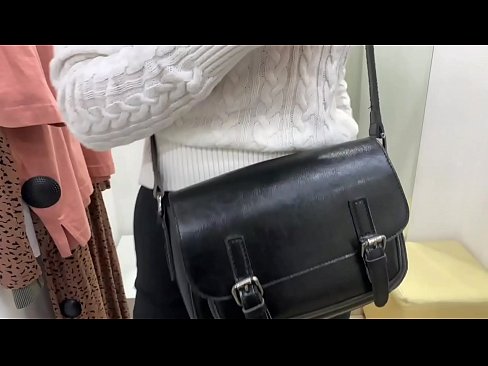 ❤️ Јавна мастурбација на младата кучка FeralBerry со дилдо во фитинг просторијата ☑ Порно видео кај нас ❌❤